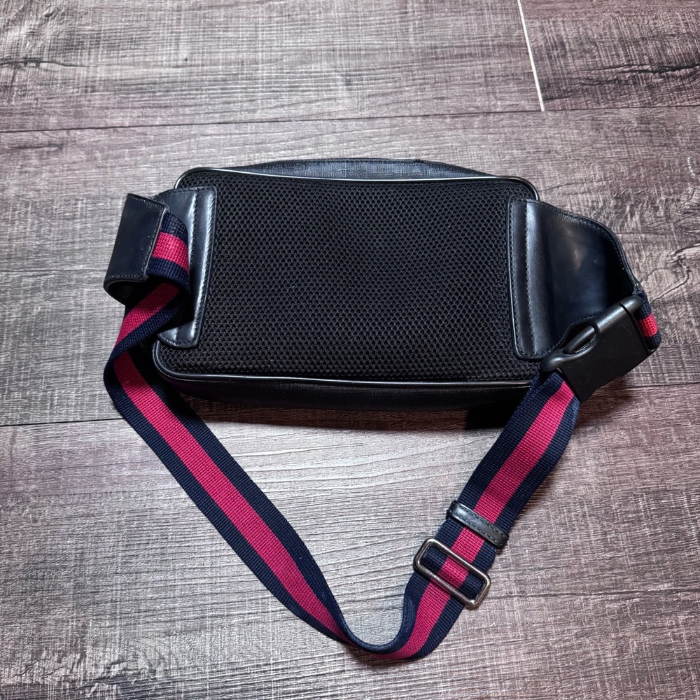 Gucci GG Supreme body bag in black with a red and blue web strap - Picture 3 of 16